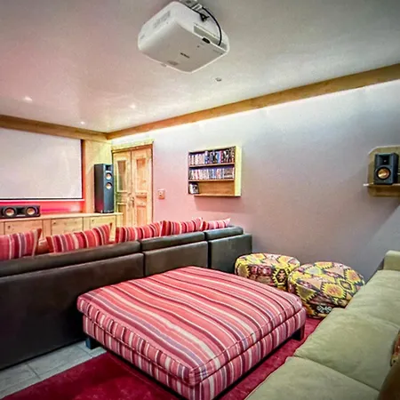 Very Central, Private Sauna Holiday home